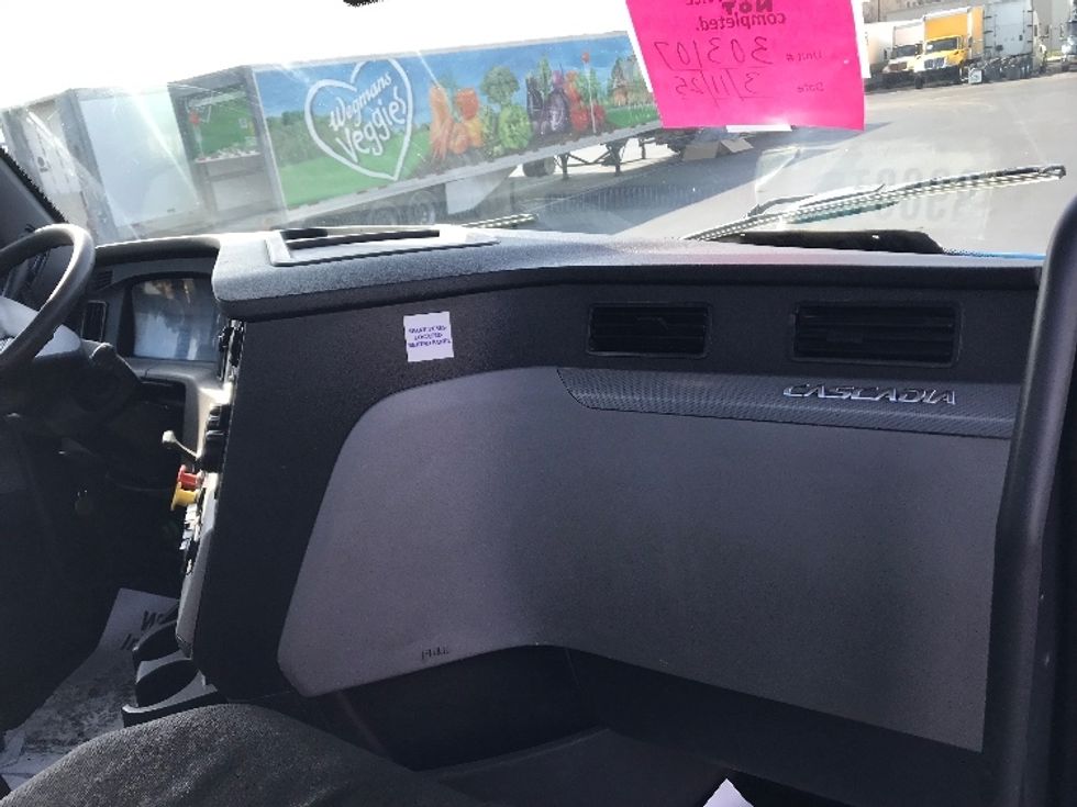 Day Cab Tractor-Heavy Duty Tractors-Freightliner-2019-T11664ST-Lancaster-PA-270,851\n\t\tmiles-$ 48,500 - Image 13