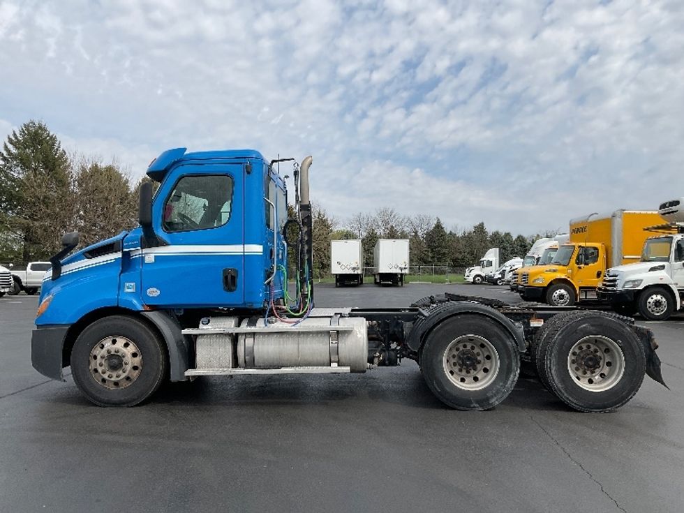 Day Cab Tractor-Heavy Duty Tractors-Freightliner-2019-T11664ST-Lancaster-PA-270,851\n\t\tmiles-$ 48,500 - Image 4