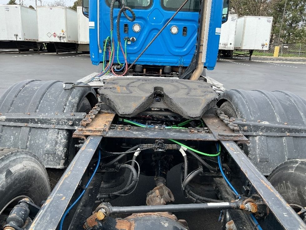 Day Cab Tractor-Heavy Duty Tractors-Freightliner-2019-T11664ST-Lancaster-PA-270,851\n\t\tmiles-$ 48,500 - Image 6