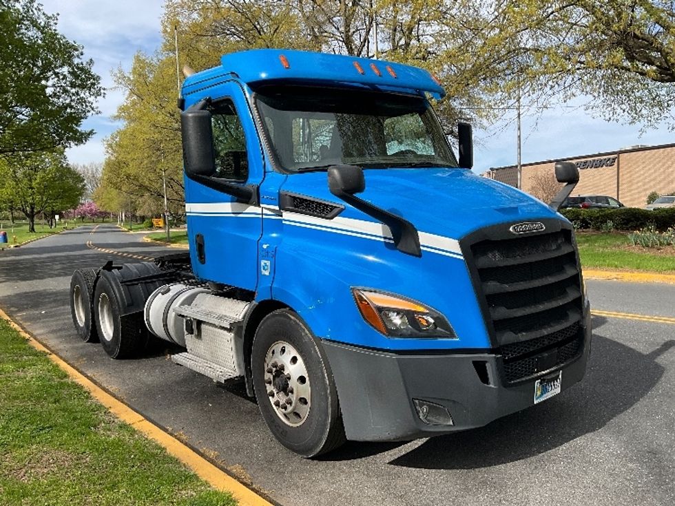 Day Cab Tractor-Heavy Duty Tractors-Freightliner-2019-T11664ST-Lancaster-PA-308,985\n\t\tmiles-$ 46,000 - Image 1