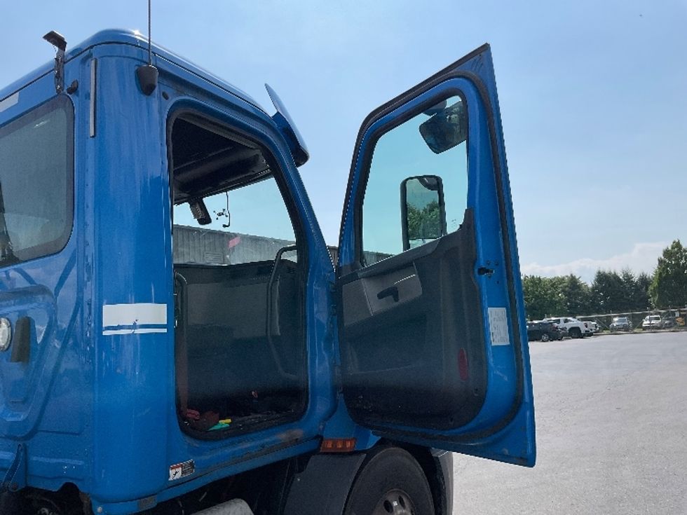 Day Cab Tractor-Heavy Duty Tractors-Freightliner-2019-T11664ST-Lancaster-PA-328,469\n\t\tmiles-$ 45,000 - Image 12