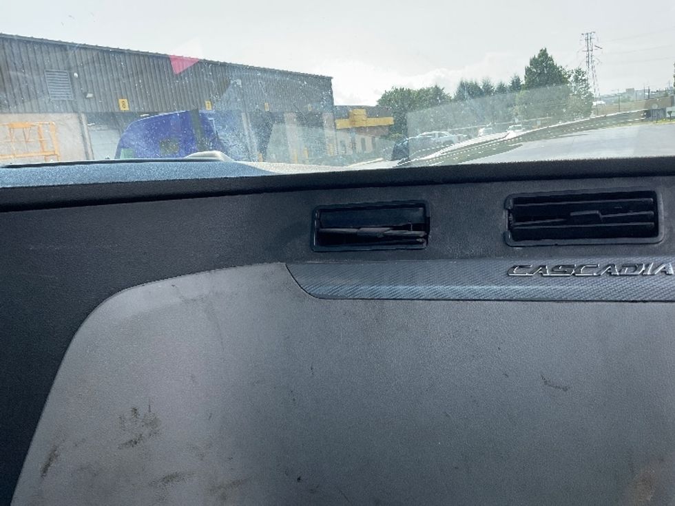 Day Cab Tractor-Heavy Duty Tractors-Freightliner-2019-T11664ST-Lancaster-PA-328,469\n\t\tmiles-$ 45,000 - Image 13