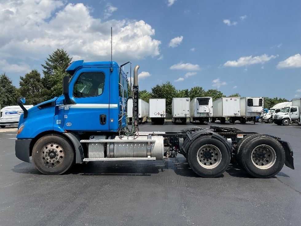 Day Cab Tractor-Heavy Duty Tractors-Freightliner-2019-T11664ST-Lancaster-PA-328,469\n\t\tmiles-$ 45,000 - Image 4