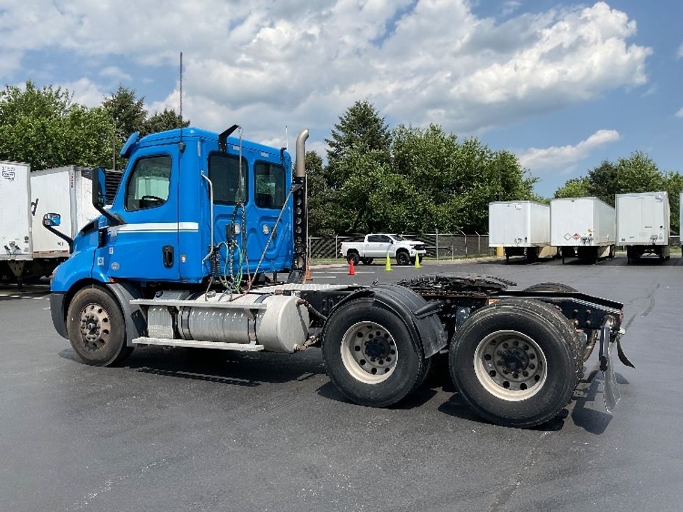 Day Cab Tractor-Heavy Duty Tractors-Freightliner-2019-T11664ST-Lancaster-PA-328,469\n\t\tmiles-$ 45,000 - Image 5