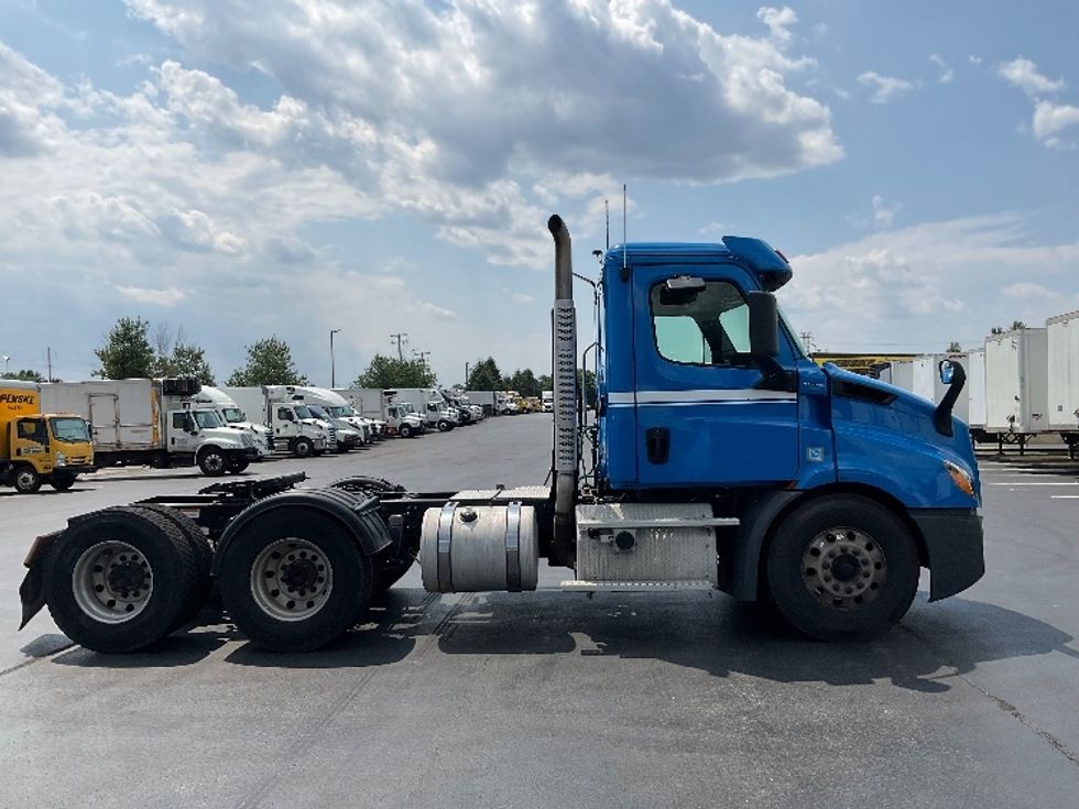 Day Cab Tractor-Heavy Duty Tractors-Freightliner-2019-T11664ST-Lancaster-PA-328,469\n\t\tmiles-$ 45,000 - Image 8