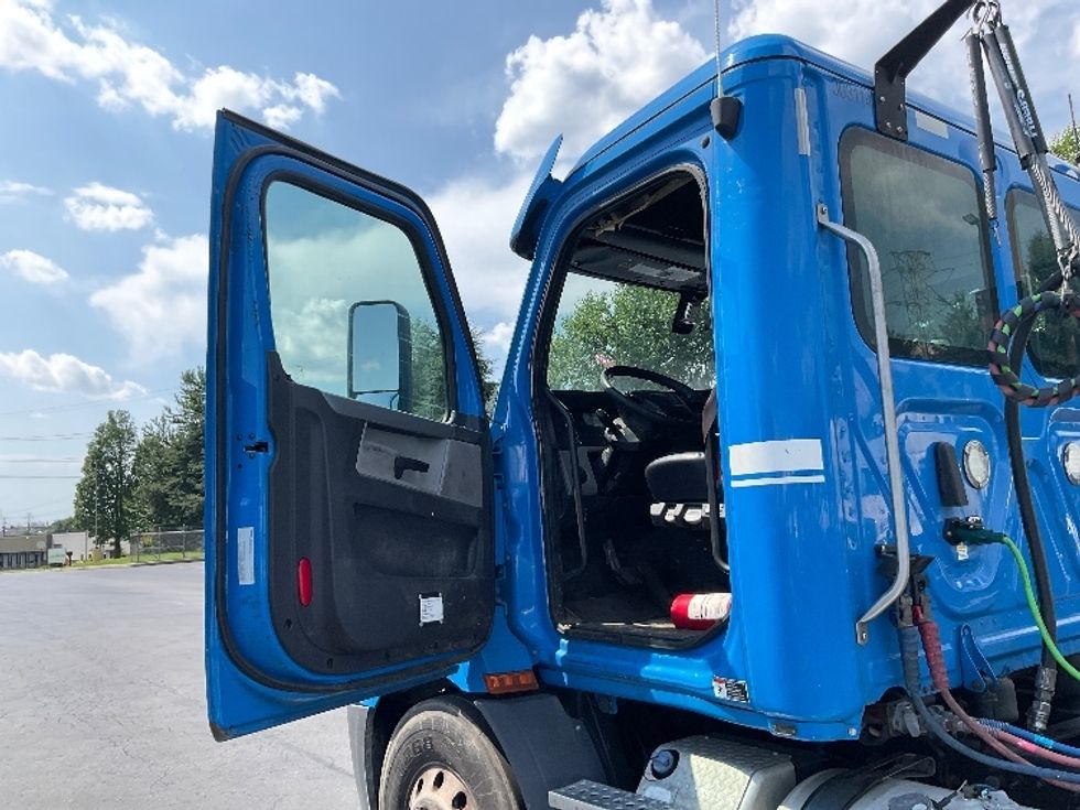 Day Cab Tractor-Heavy Duty Tractors-Freightliner-2019-T11664ST-Lancaster-PA-328,469\n\t\tmiles-$ 45,000 - Image 9
