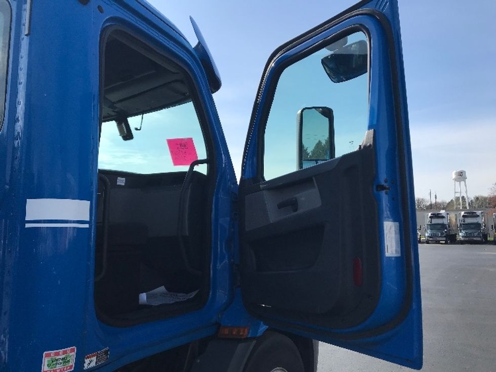 Day Cab Tractor-Heavy Duty Tractors-Freightliner-2019-T11664ST-Lancaster-PA-328,864\n\t\tmiles-$ 45,000 - Image 7