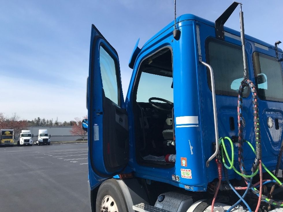 Day Cab Tractor-Heavy Duty Tractors-Freightliner-2019-T11664ST-Lancaster-PA-377,023\n\t\tmiles-$ 42,750 - Image 9