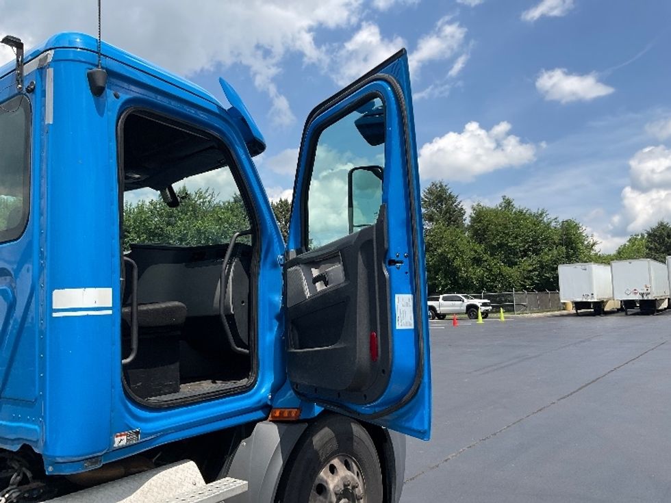 Day Cab Tractor-Heavy Duty Tractors-Freightliner-2019-T11664ST-Lancaster-PA-397,632\n\t\tmiles-$ 41,750 - Image 12