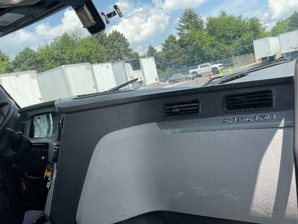 Day Cab Tractor-Heavy Duty Tractors-Freightliner-2019-T11664ST-Lancaster-PA-397,632\n\t\tmiles-$ 41,750 - Image 13