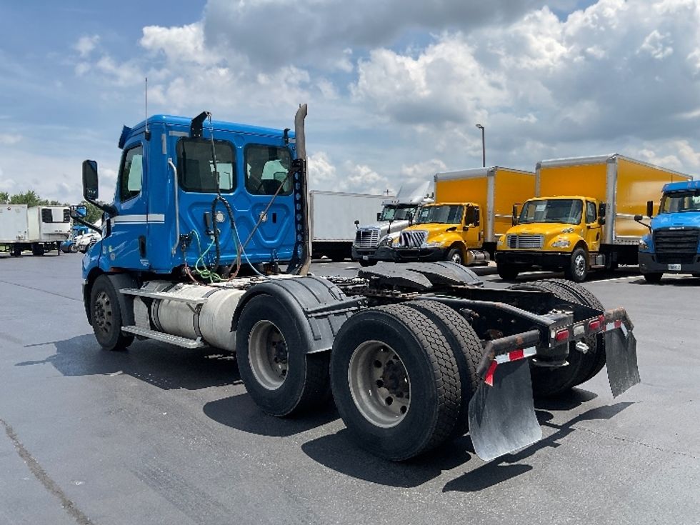 Day Cab Tractor-Heavy Duty Tractors-Freightliner-2019-T11664ST-Lancaster-PA-397,632\n\t\tmiles-$ 41,750 - Image 5
