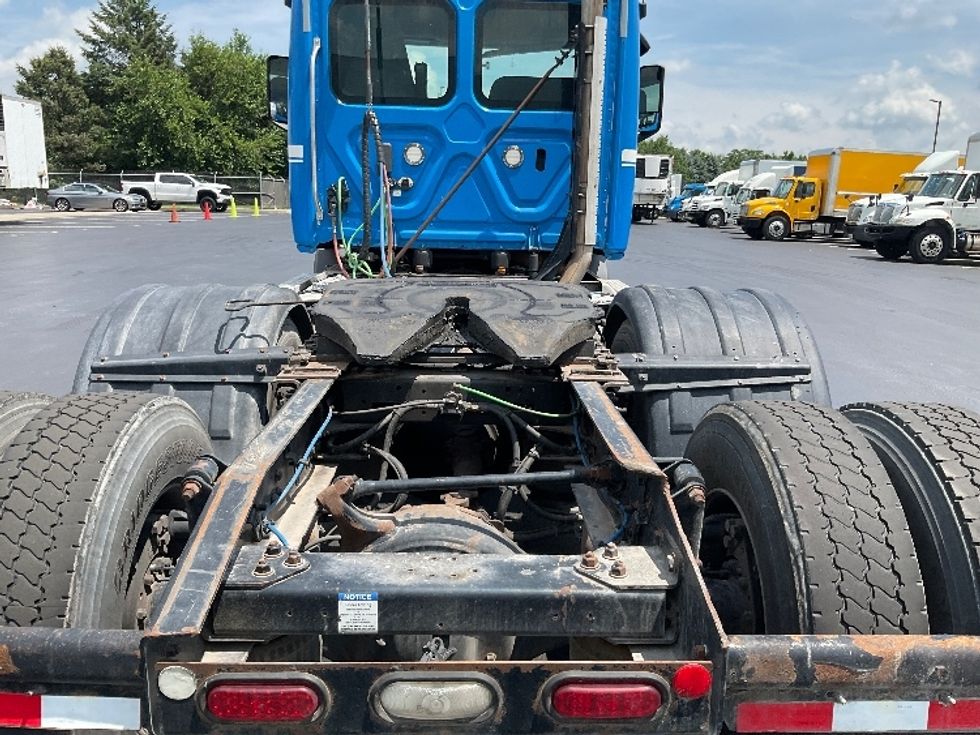 Day Cab Tractor-Heavy Duty Tractors-Freightliner-2019-T11664ST-Lancaster-PA-397,632\n\t\tmiles-$ 41,750 - Image 6