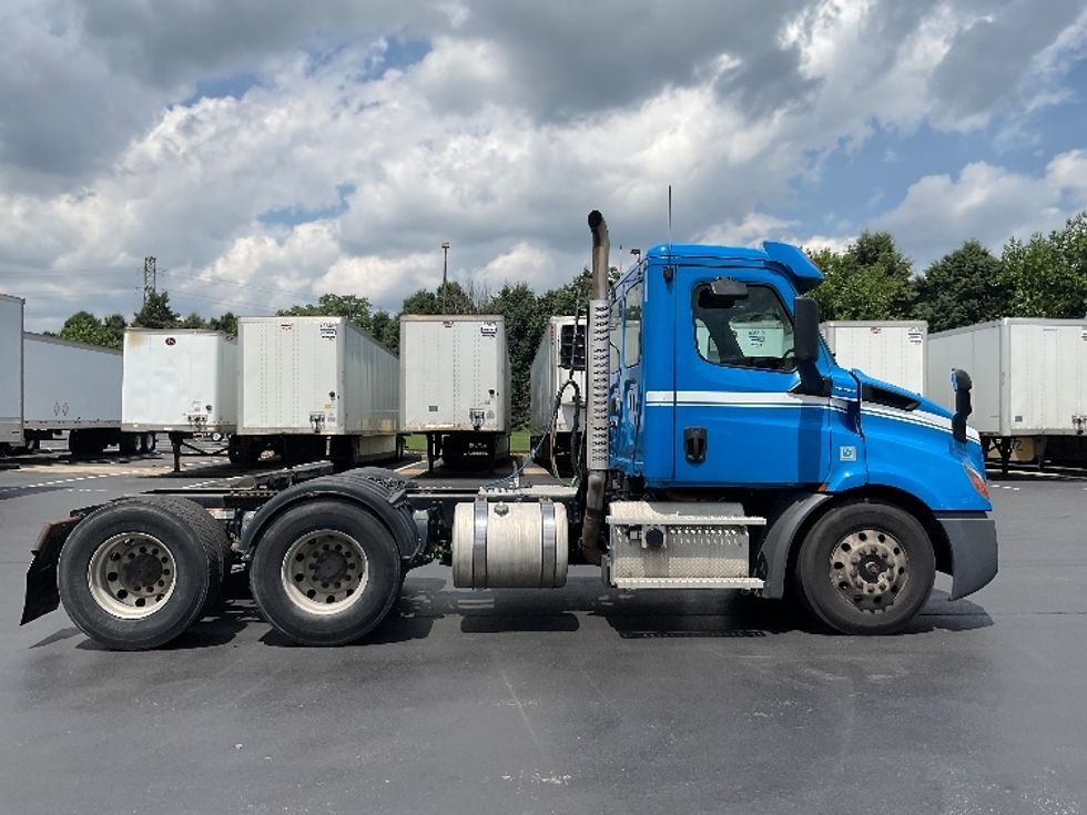 Day Cab Tractor-Heavy Duty Tractors-Freightliner-2019-T11664ST-Lancaster-PA-397,632\n\t\tmiles-$ 41,750 - Image 8