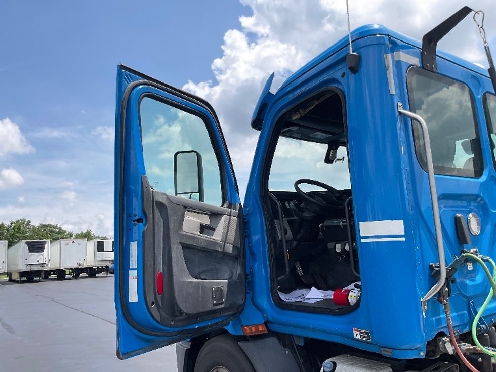 Day Cab Tractor-Heavy Duty Tractors-Freightliner-2019-T11664ST-Lancaster-PA-397,632\n\t\tmiles-$ 41,750 - Image 9