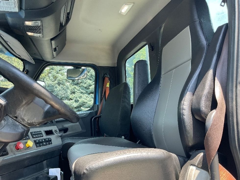 Day Cab Tractor-Heavy Duty Tractors-Freightliner-2019-T11664ST-Lancaster-PA-409,309\n\t\tmiles-$ 41,000 - Image 11