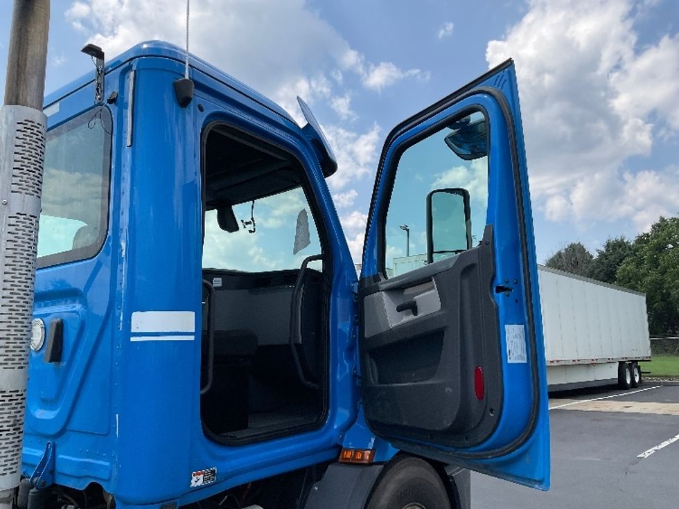 Day Cab Tractor-Heavy Duty Tractors-Freightliner-2019-T11664ST-Lancaster-PA-409,309\n\t\tmiles-$ 41,000 - Image 12
