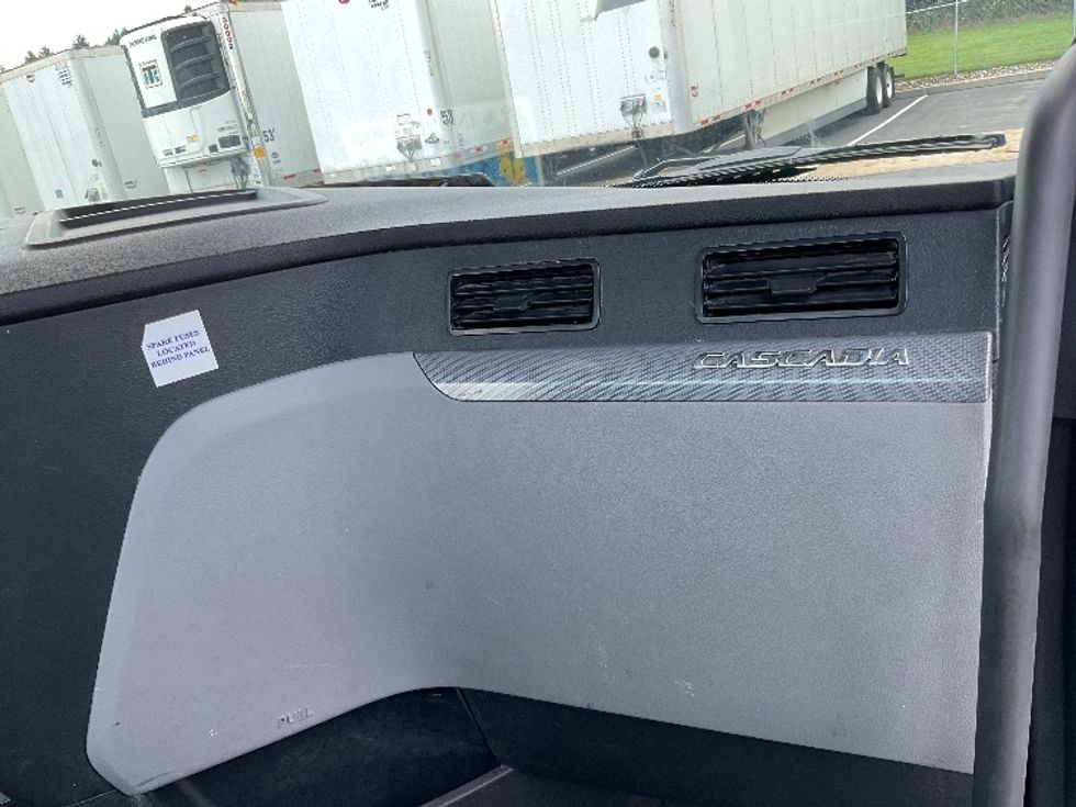 Day Cab Tractor-Heavy Duty Tractors-Freightliner-2019-T11664ST-Lancaster-PA-409,309\n\t\tmiles-$ 41,000 - Image 13