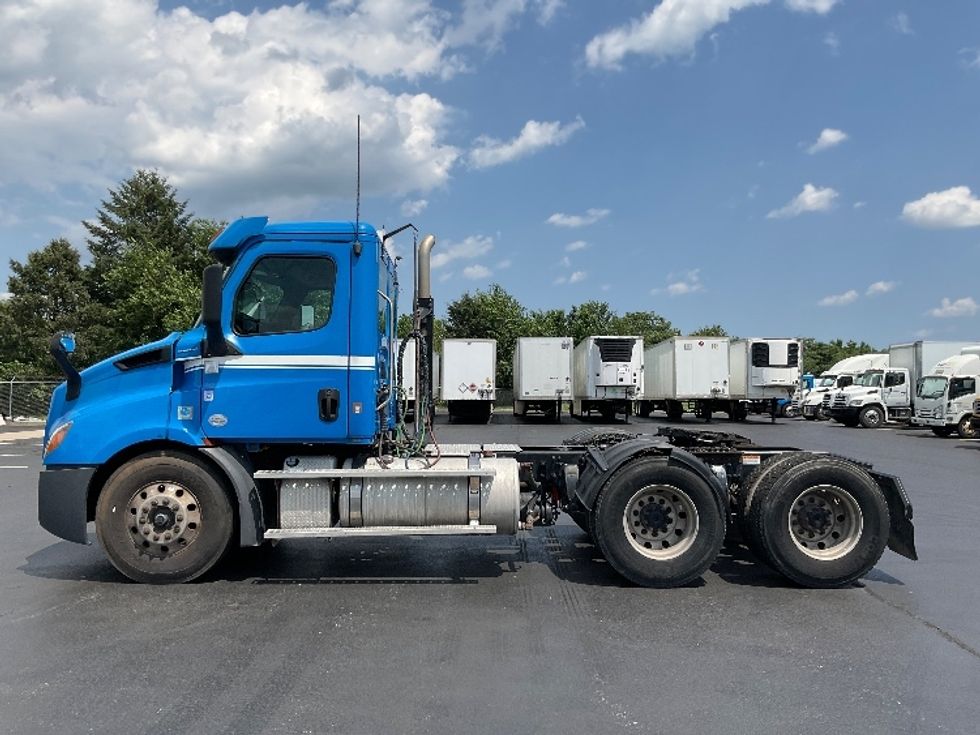 Day Cab Tractor-Heavy Duty Tractors-Freightliner-2019-T11664ST-Lancaster-PA-409,309\n\t\tmiles-$ 41,000 - Image 4