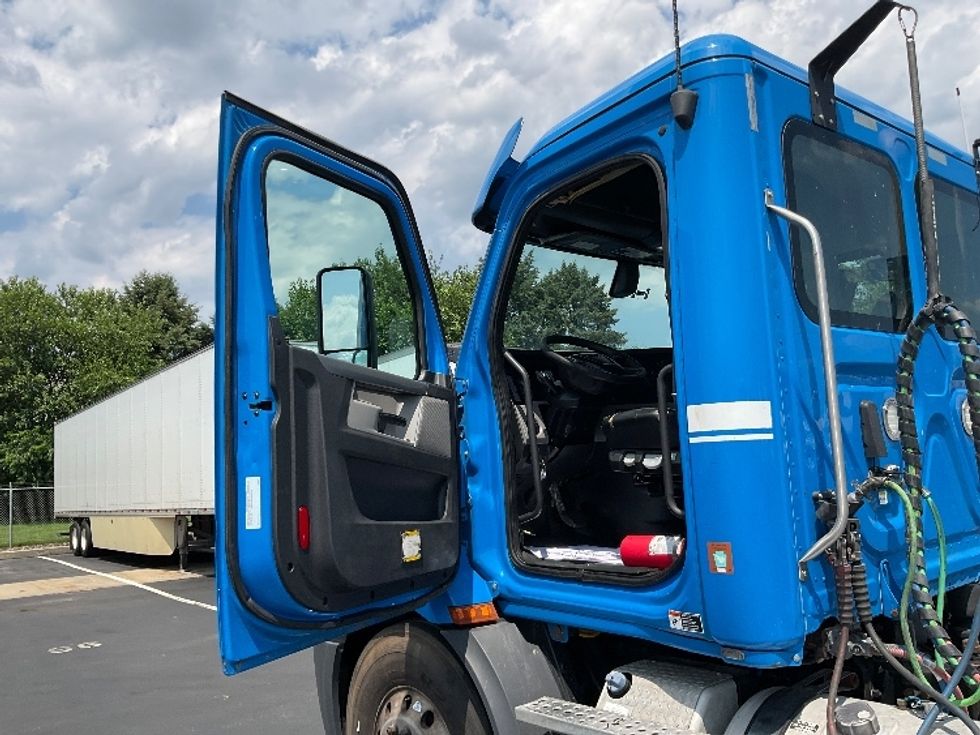 Day Cab Tractor-Heavy Duty Tractors-Freightliner-2019-T11664ST-Lancaster-PA-409,309\n\t\tmiles-$ 41,000 - Image 9