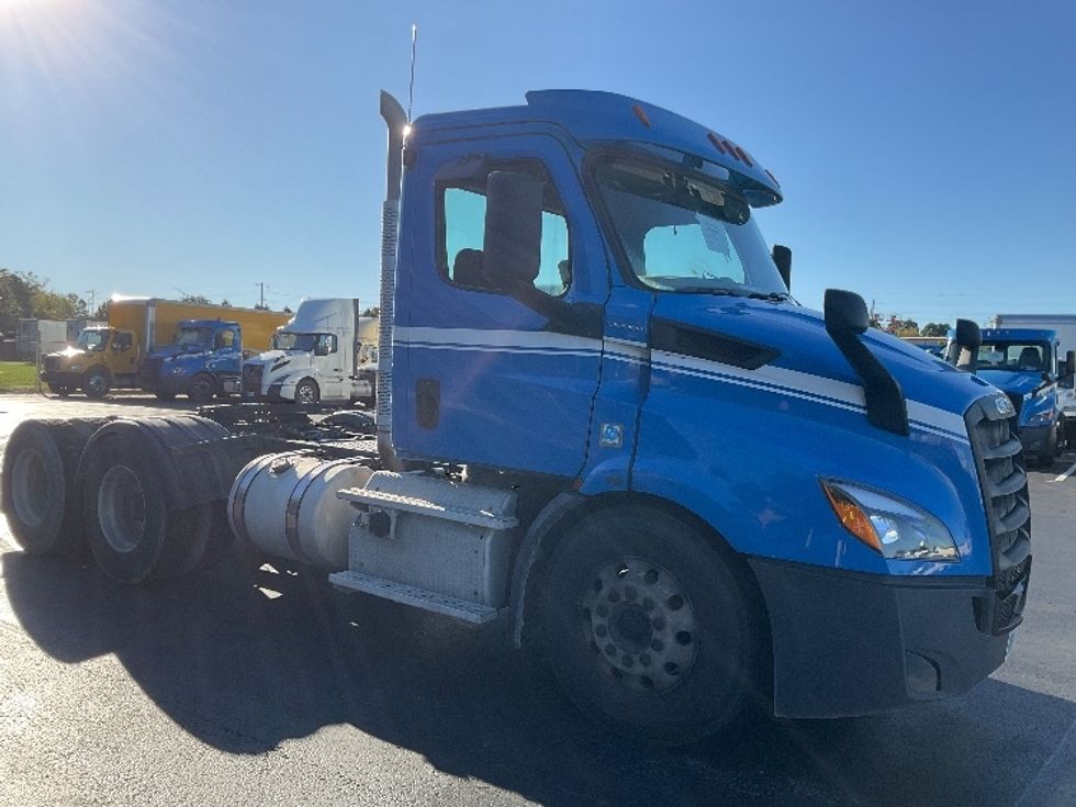 Day Cab Tractor-Heavy Duty Tractors-Freightliner-2019-T11664ST-Lancaster-PA-581,943\n\t\tmiles-$ 27,000 - Image 1