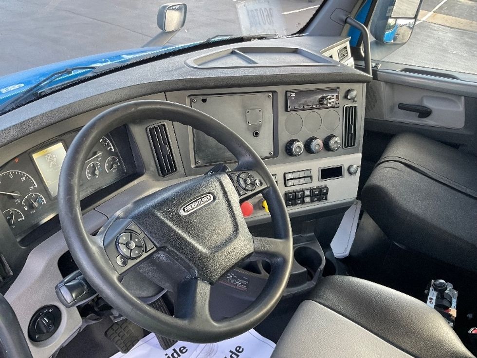 Day Cab Tractor-Heavy Duty Tractors-Freightliner-2019-T11664ST-Lancaster-PA-581,943\n\t\tmiles-$ 27,000 - Image 10