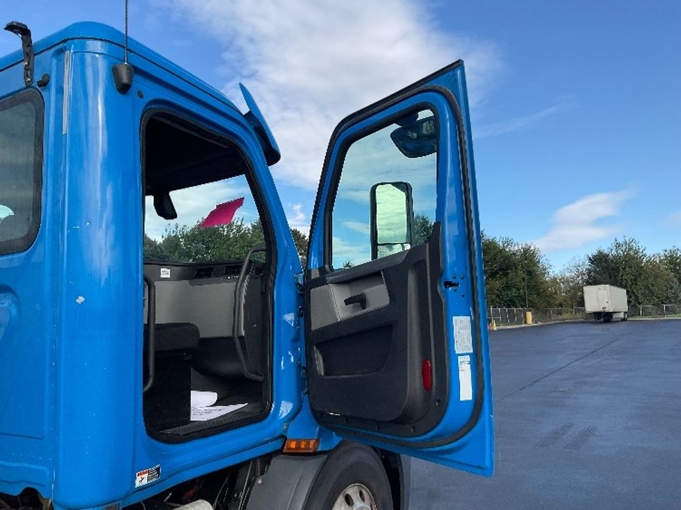 Day Cab Tractor-Heavy Duty Tractors-Freightliner-2019-T11664ST-Lancaster-PA-581,943\n\t\tmiles-$ 27,000 - Image 13
