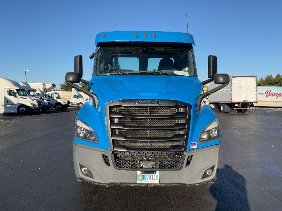 Day Cab Tractor-Heavy Duty Tractors-Freightliner-2019-T11664ST-Lancaster-PA-585,029\n\t\tmiles-$ 26,750 - Image 2