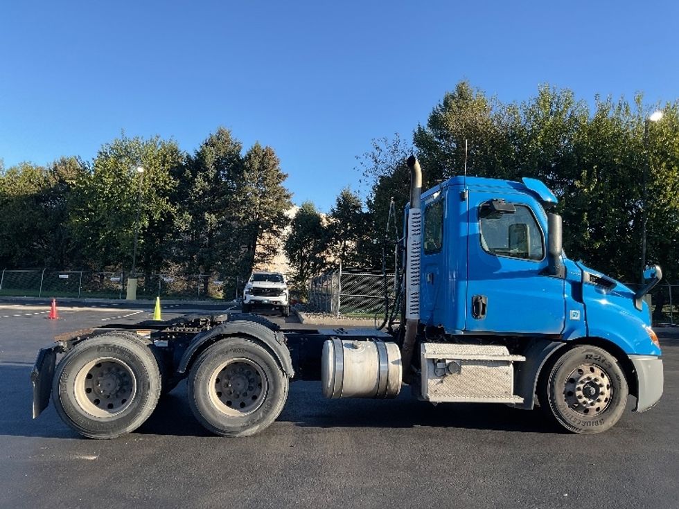 Day Cab Tractor-Heavy Duty Tractors-Freightliner-2019-T11664ST-Lancaster-PA-585,029\n\t\tmiles-$ 26,750 - Image 8