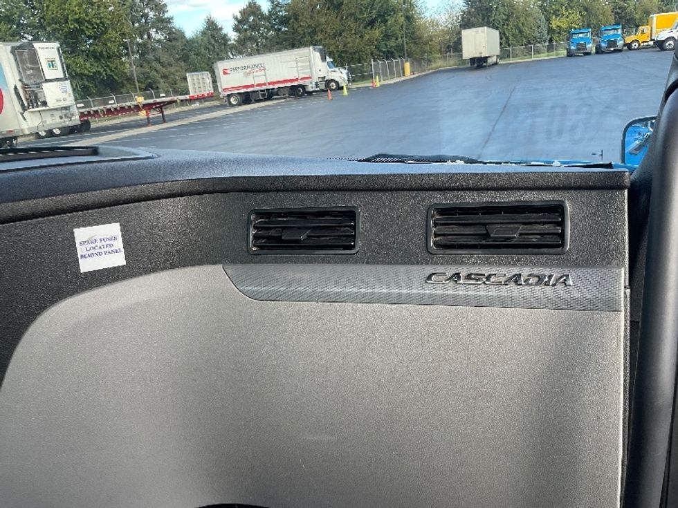 Day Cab Tractor-Heavy Duty Tractors-Freightliner-2019-T11664ST-Lancaster-PA-602,517\n\t\tmiles-$ 25,250 - Image 13