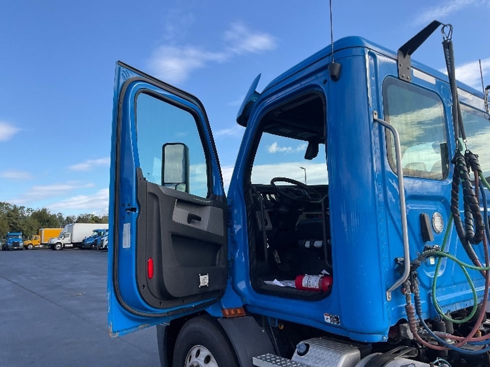 Day Cab Tractor-Heavy Duty Tractors-Freightliner-2019-T11664ST-Lancaster-PA-602,517\n\t\tmiles-$ 25,250 - Image 9