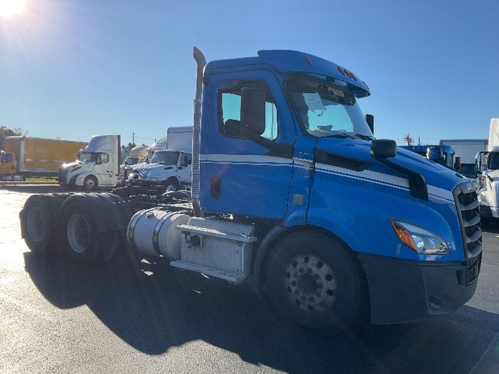 Day Cab Tractor-Heavy Duty Tractors-Freightliner-2019-T11664ST-Lancaster-PA-606,827\n\t\tmiles-$ 25,000 - Image 1