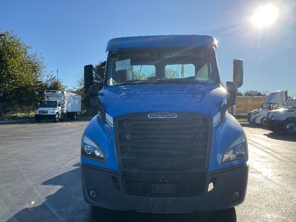 Day Cab Tractor-Heavy Duty Tractors-Freightliner-2019-T11664ST-Lancaster-PA-606,827\n\t\tmiles-$ 25,000 - Image 2
