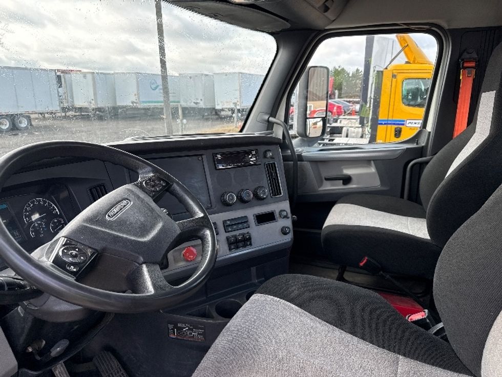 Day Cab Tractor-Heavy Duty Tractors-Freightliner-2019-T11664ST-Lansing-MI-236,164\n\t\tmiles-$ 48,500 - Image 10