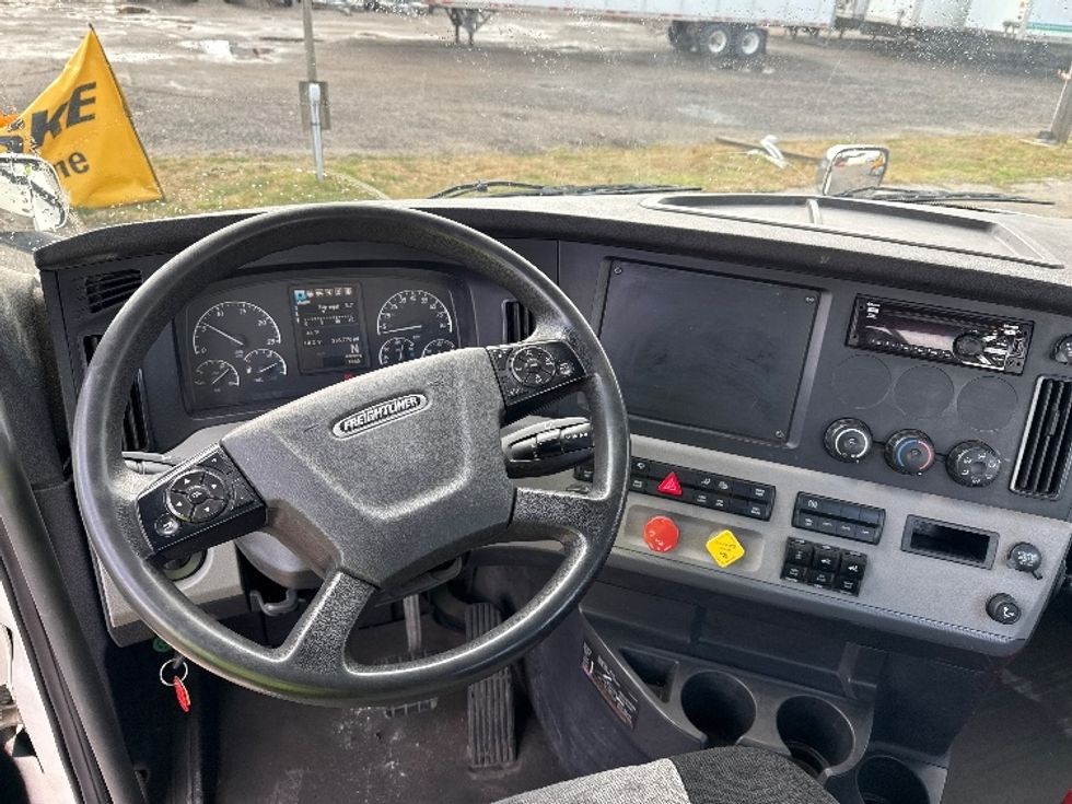 Day Cab Tractor-Heavy Duty Tractors-Freightliner-2019-T11664ST-Lansing-MI-236,164\n\t\tmiles-$ 48,500 - Image 11