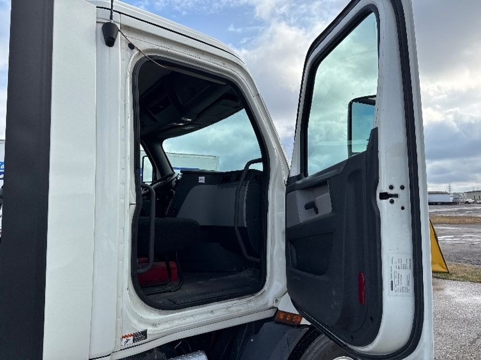 Day Cab Tractor-Heavy Duty Tractors-Freightliner-2019-T11664ST-Lansing-MI-236,164\n\t\tmiles-$ 48,500 - Image 12