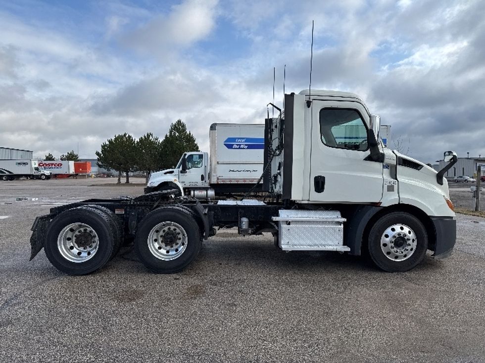 Day Cab Tractor-Heavy Duty Tractors-Freightliner-2019-T11664ST-Lansing-MI-236,164\n\t\tmiles-$ 48,500 - Image 8