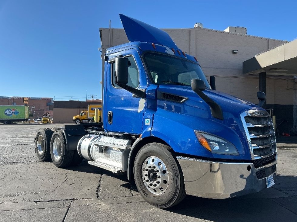 Day Cab Tractor-Heavy Duty Tractors-Freightliner-2019-T11664ST-Las Vegas-NV-253,727\n\t\tmiles-$ 53,250 - Image 1