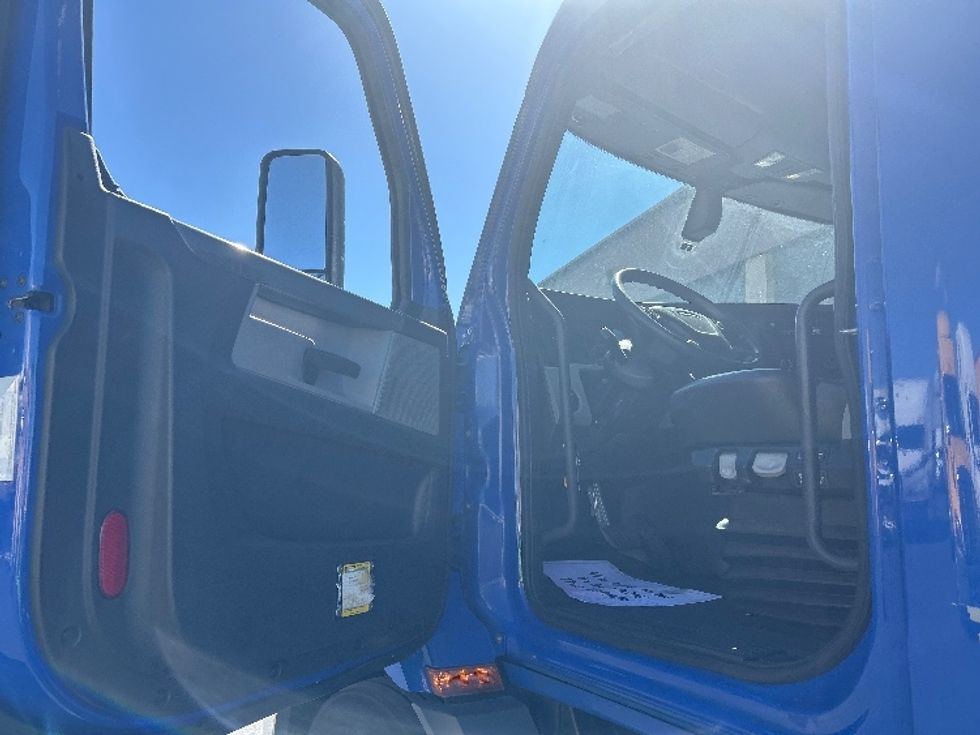 Day Cab Tractor-Heavy Duty Tractors-Freightliner-2019-T11664ST-Las Vegas-NV-253,727\n\t\tmiles-$ 53,250 - Image 10