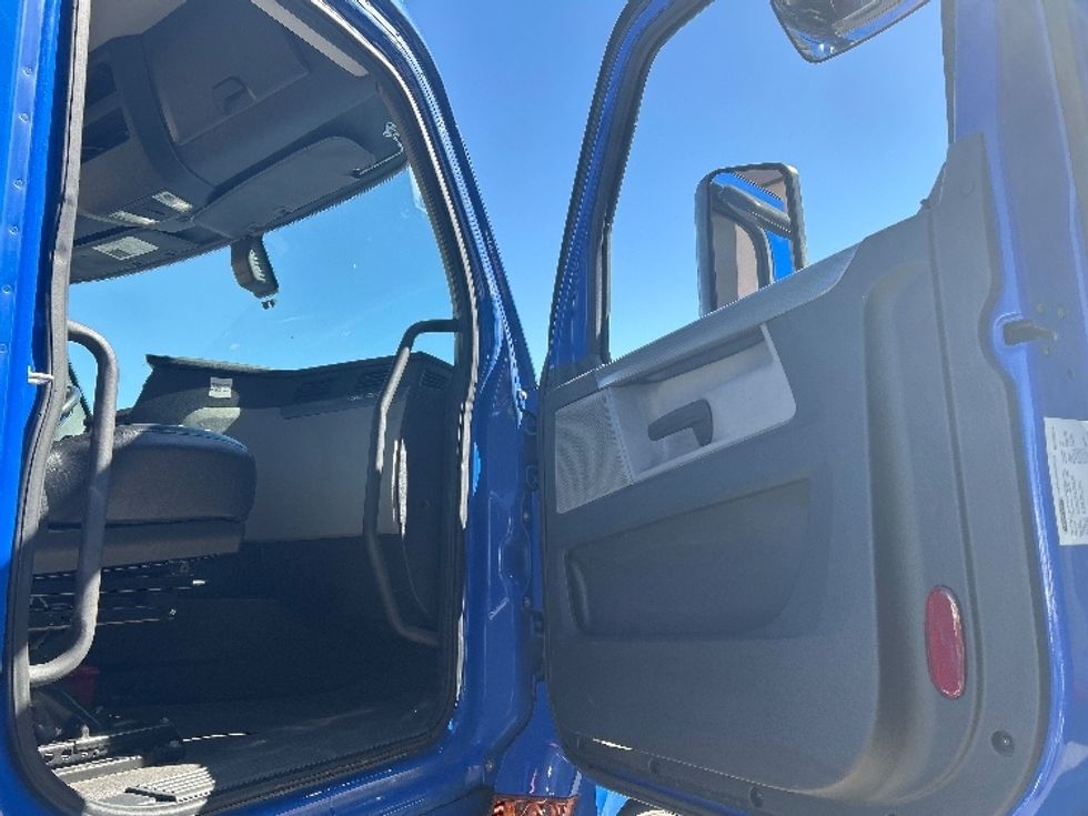 Day Cab Tractor-Heavy Duty Tractors-Freightliner-2019-T11664ST-Las Vegas-NV-253,727\n\t\tmiles-$ 53,250 - Image 12