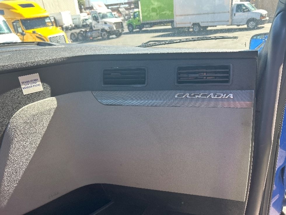 Day Cab Tractor-Heavy Duty Tractors-Freightliner-2019-T11664ST-Las Vegas-NV-253,727\n\t\tmiles-$ 53,250 - Image 13