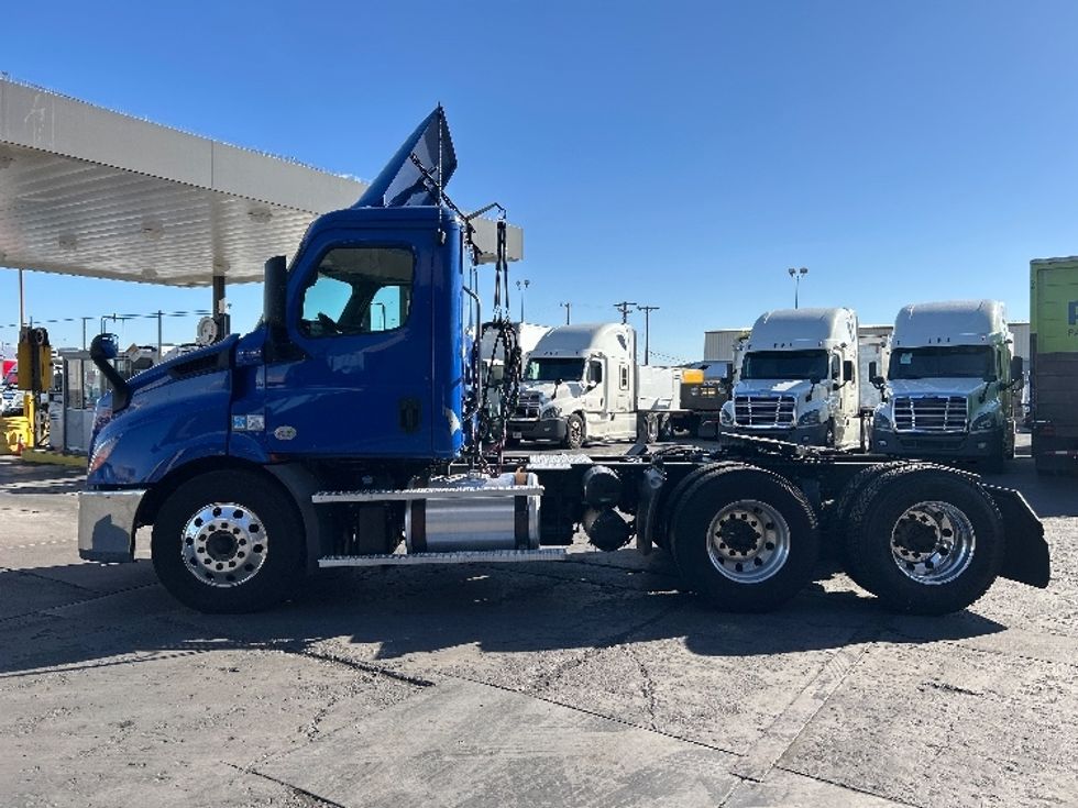 Day Cab Tractor-Heavy Duty Tractors-Freightliner-2019-T11664ST-Las Vegas-NV-253,727\n\t\tmiles-$ 53,250 - Image 4