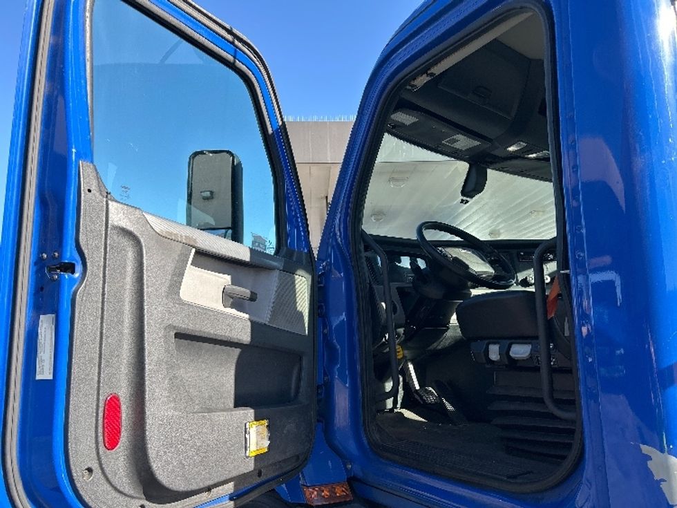 Day Cab Tractor-Heavy Duty Tractors-Freightliner-2019-T11664ST-Las Vegas-NV-253,727\n\t\tmiles-$ 53,250 - Image 9