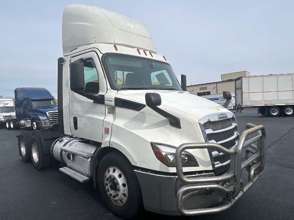 Day Cab Tractor-Heavy Duty Tractors-Freightliner-2019-T11664ST-Lithia Springs-GA-782,184\n\t\tmiles-$ 28,250 - Image 1