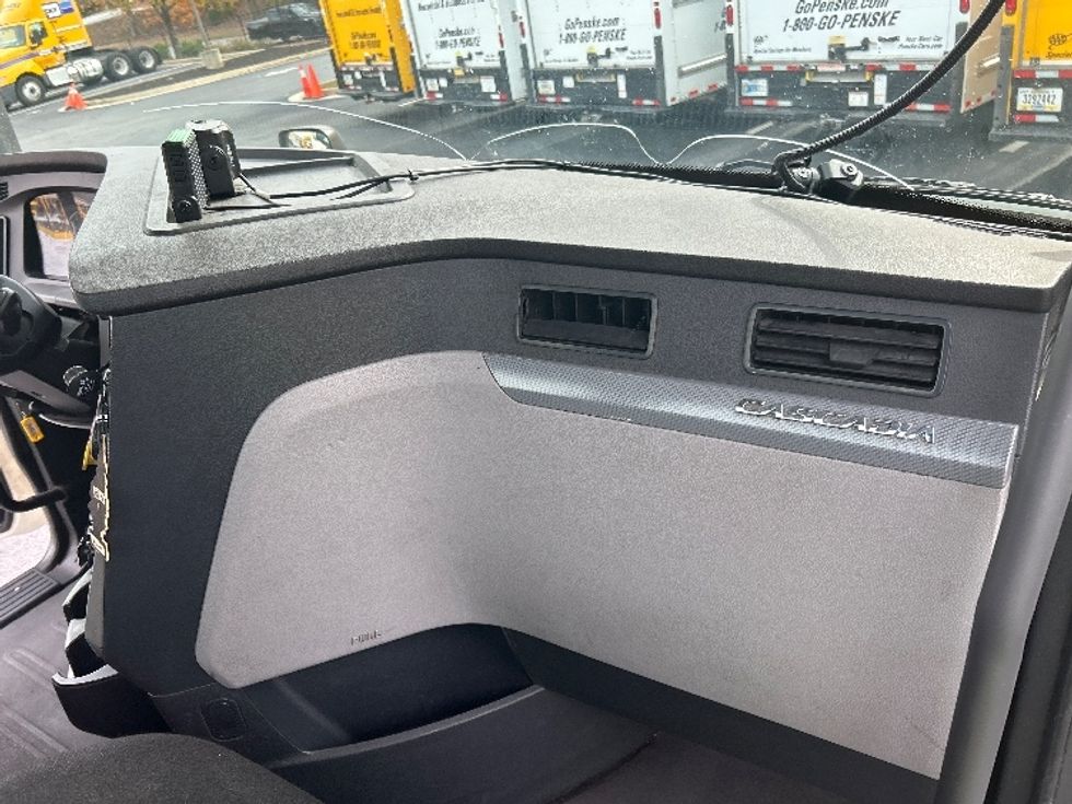 Day Cab Tractor-Heavy Duty Tractors-Freightliner-2019-T11664ST-Lithia Springs-GA-782,184\n\t\tmiles-$ 28,250 - Image 13