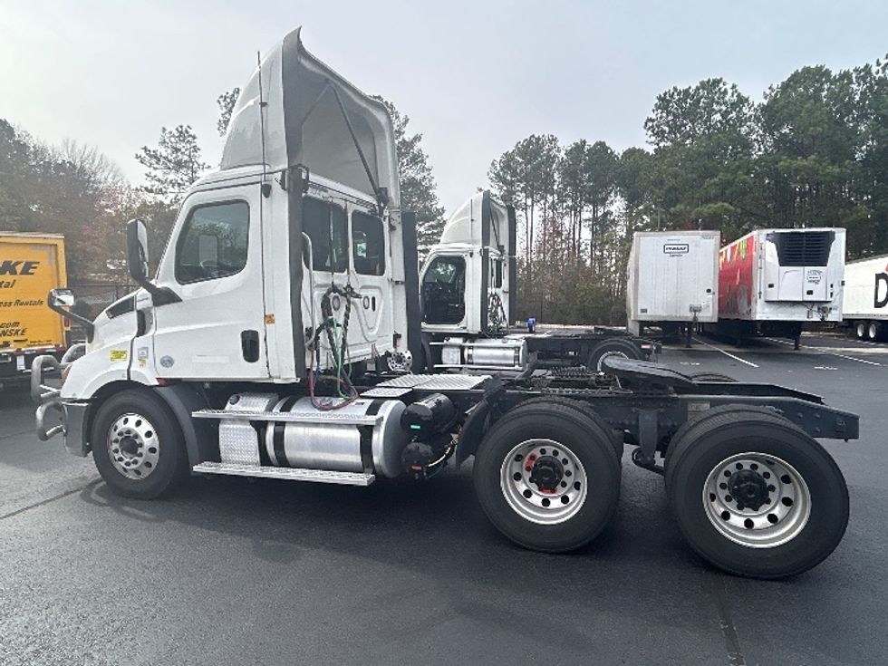 Day Cab Tractor-Heavy Duty Tractors-Freightliner-2019-T11664ST-Lithia Springs-GA-782,184\n\t\tmiles-$ 28,250 - Image 4