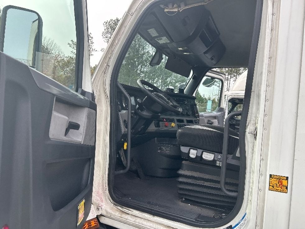 Day Cab Tractor-Heavy Duty Tractors-Freightliner-2019-T11664ST-Lithia Springs-GA-782,184\n\t\tmiles-$ 28,250 - Image 9