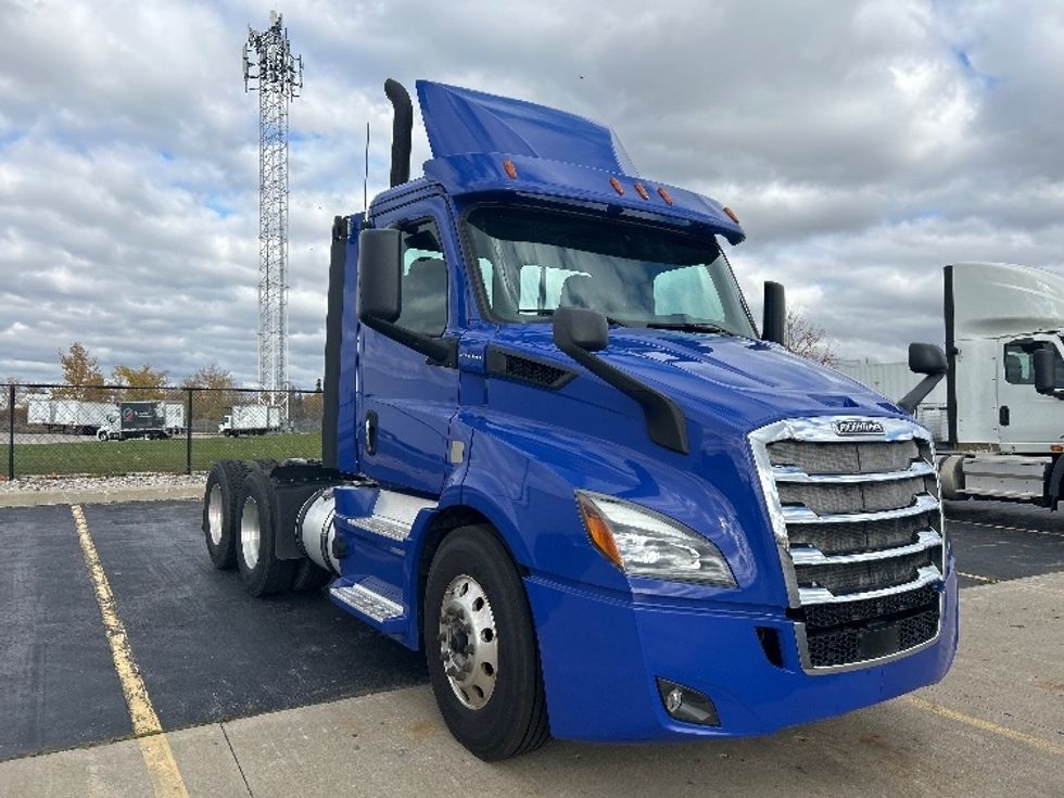Day Cab Tractor-Heavy Duty Tractors-Freightliner-2019-T11664ST-London-ON-183,147\n\t\tkm-$ 59,750 - Image 1