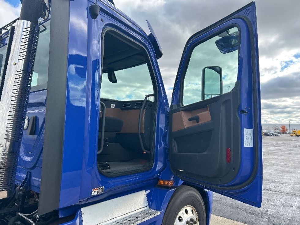 Day Cab Tractor-Heavy Duty Tractors-Freightliner-2019-T11664ST-London-ON-183,147\n\t\tkm-$ 59,750 - Image 12