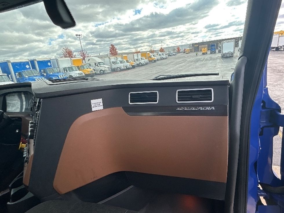 Day Cab Tractor-Heavy Duty Tractors-Freightliner-2019-T11664ST-London-ON-183,147\n\t\tkm-$ 59,750 - Image 13