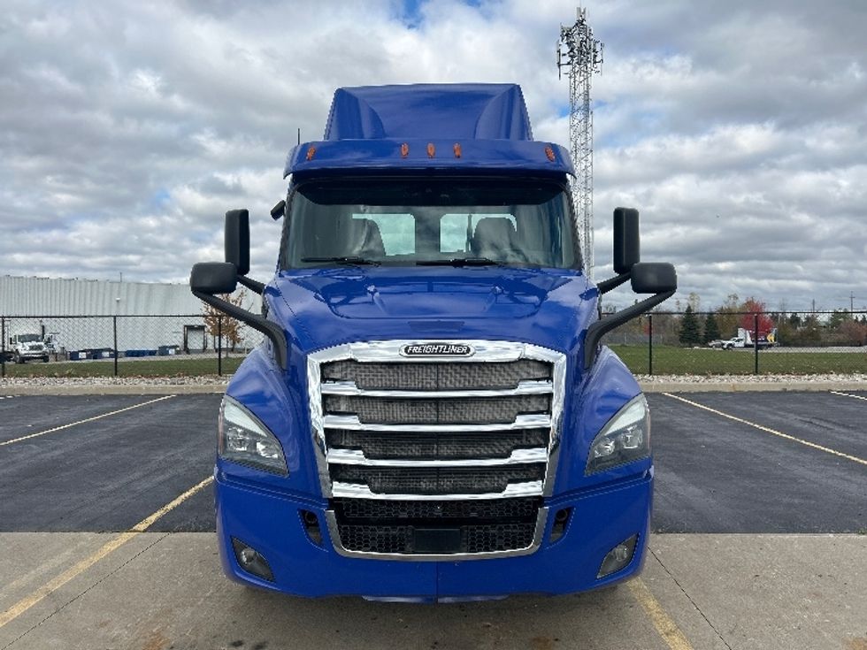 Day Cab Tractor-Heavy Duty Tractors-Freightliner-2019-T11664ST-London-ON-183,147\n\t\tkm-$ 59,750 - Image 2